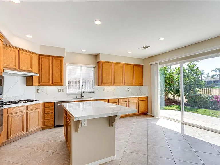 Kitchen and breakfast area