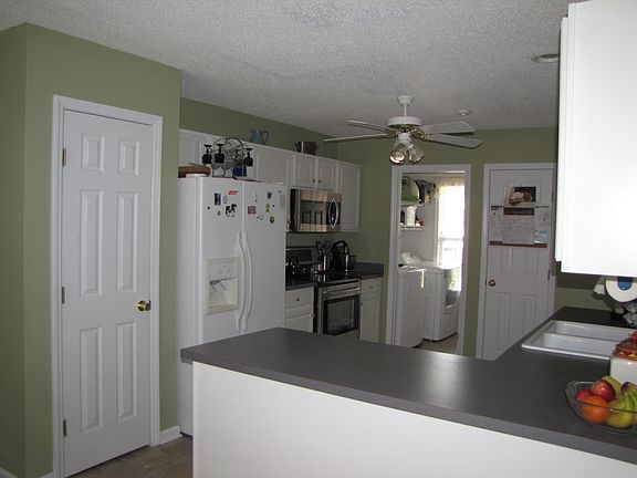 3rd image of 95 Cresthaven Dr