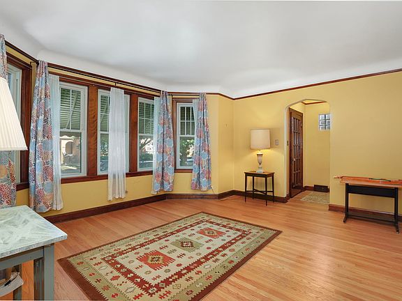 4th image of 1837 N Newcastle Ave