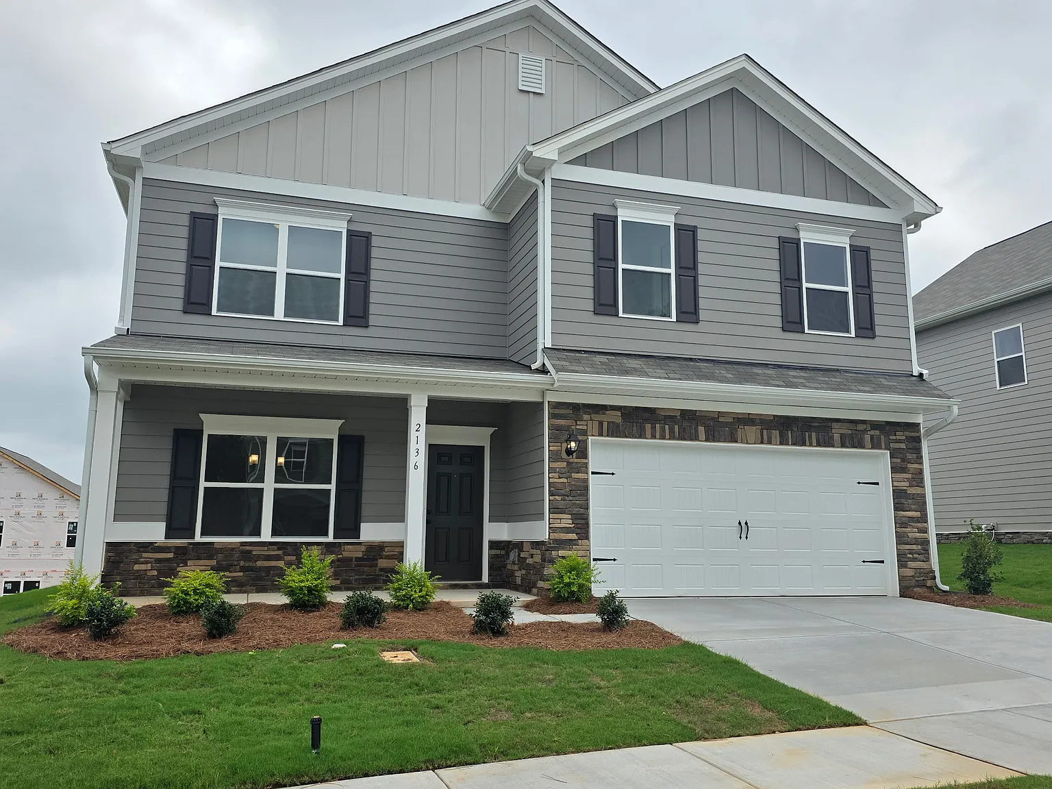 4 bed, 2.5 bath, 2372 sqft, $2,400 — Photo 2