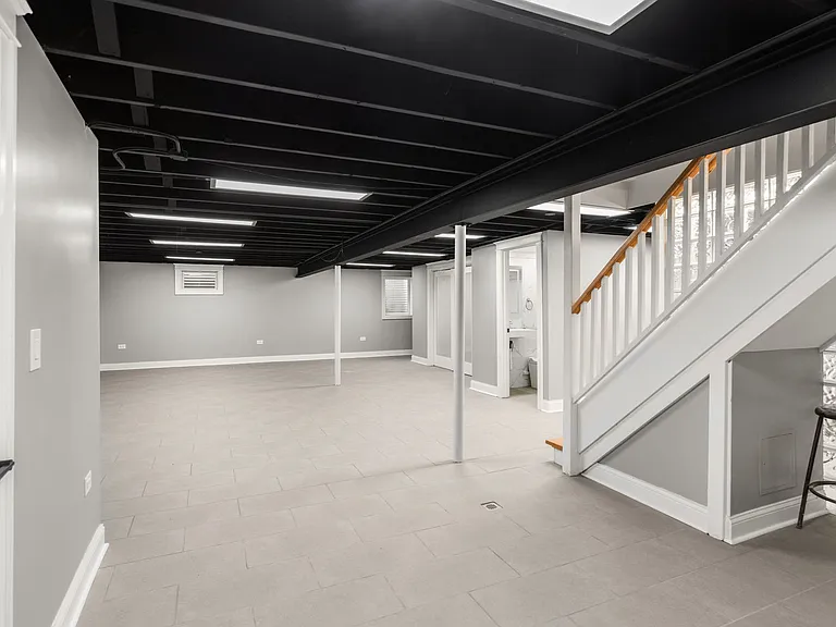 1010 W Elm St — Photo 14