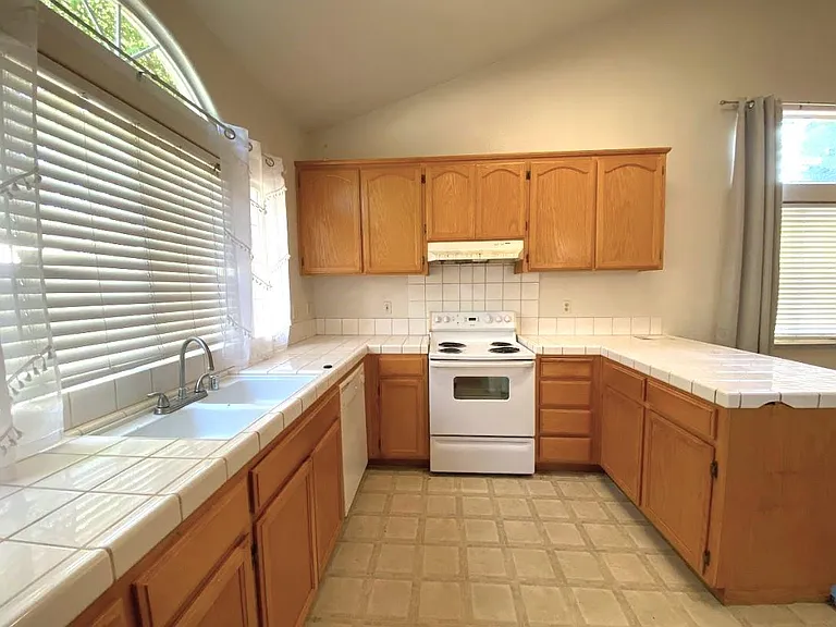 3125 Campus Dr — Photo 8