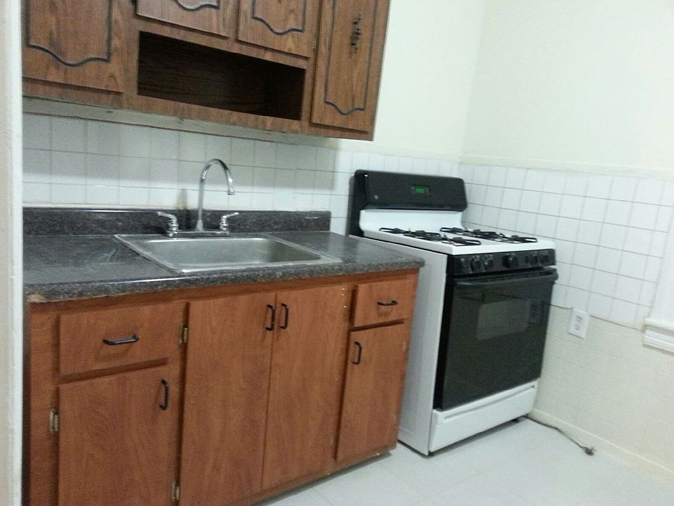 2nd image of 310 Saint James Pl #1A