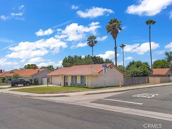 2nd image of 910 S Larch Ave