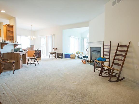 5th image of 124 Glenmoor Cir S