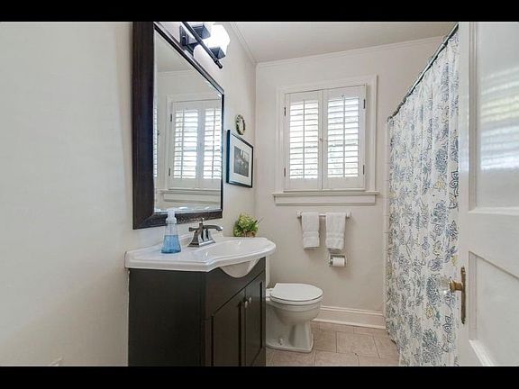 4th image of 2710 Hawthorne Pl