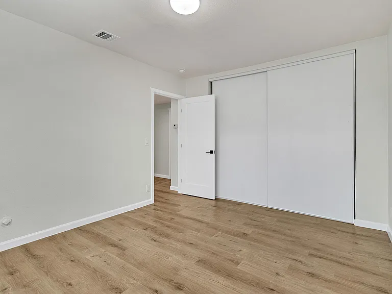 11720 Hamlin St — Photo 5