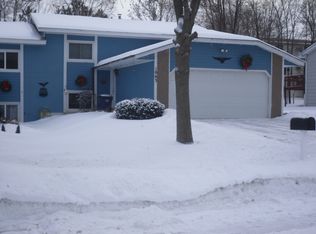 1063 Eastview Cir, Shakopee, MN 55379