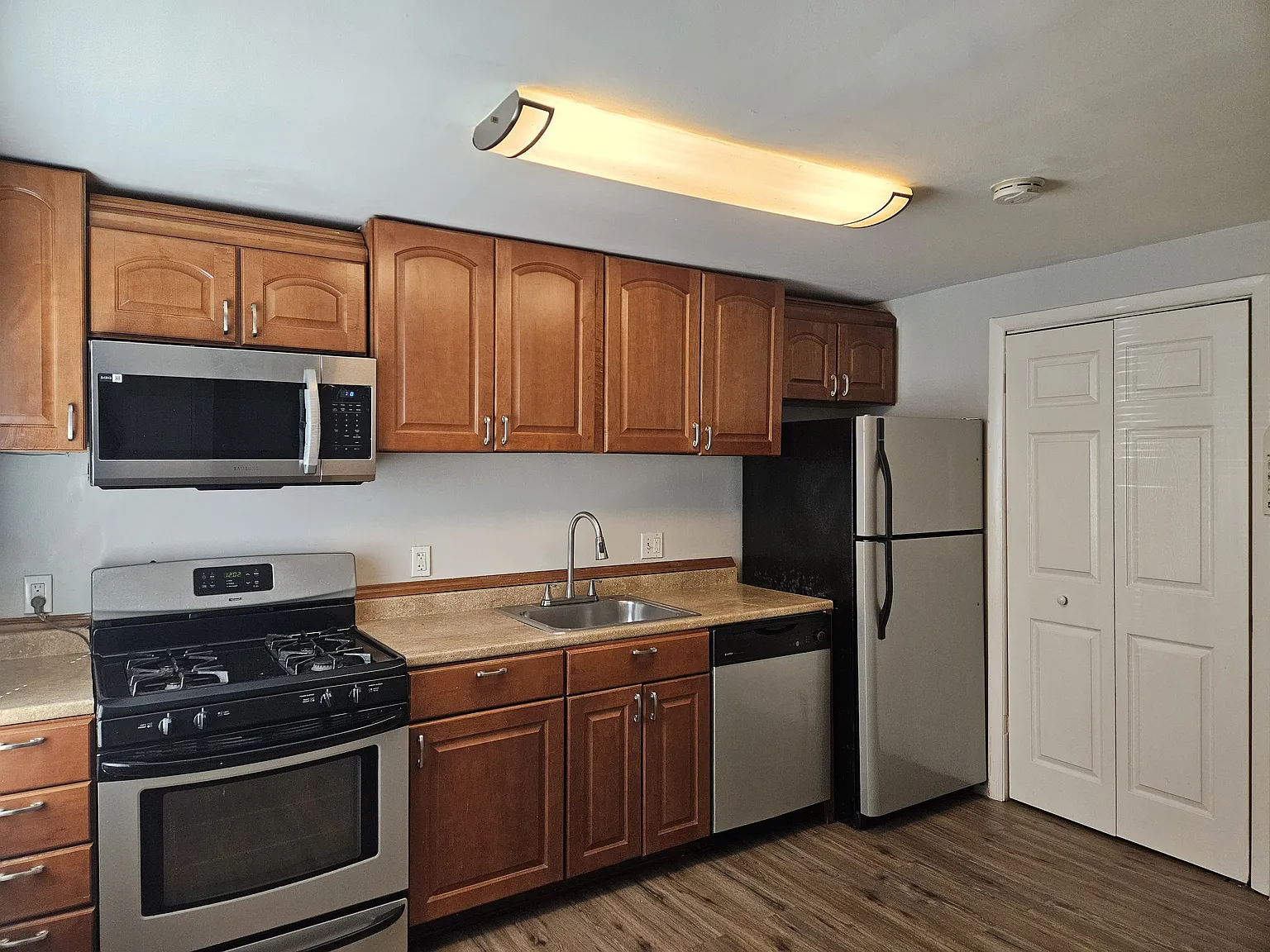 2 bed, 818 sqft, $1,750 — Photo 2