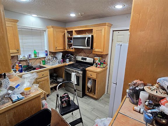 5th image of 2102 Round Lake Dr