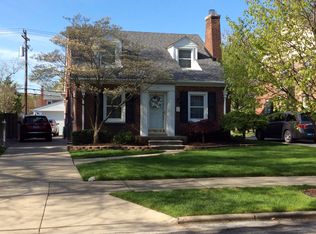 1451 Hampton Rd, Grosse Pointe Woods, MI 48236