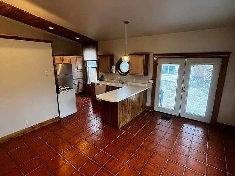 1327 E Washington St — Photo 33