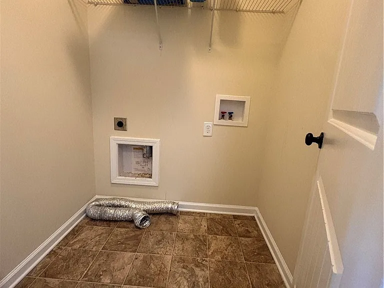365 Roanoke Dr — Photo 13