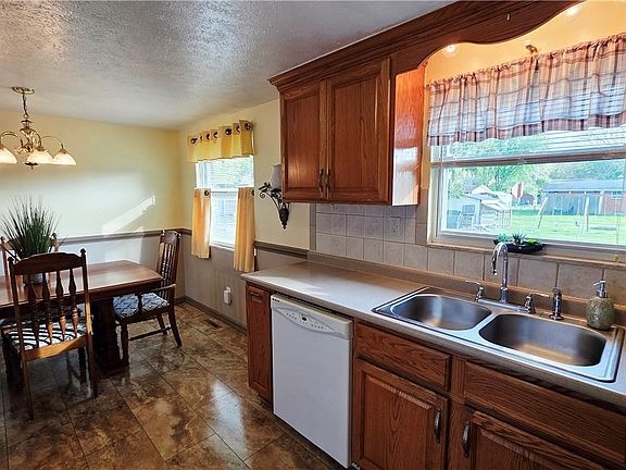 3rd image of 162 Orange Dr