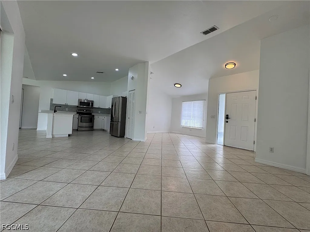 3 bed, 2.0 bath, 1610 sqft, $2,000 — Photo 4