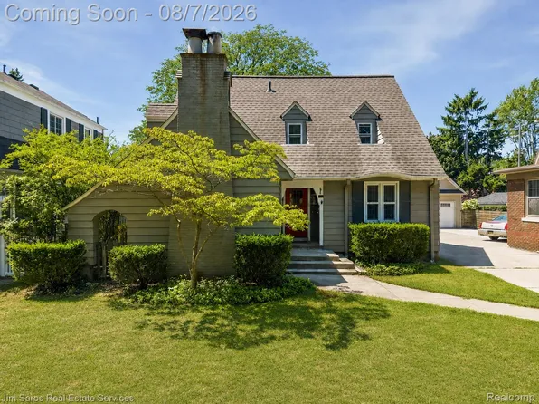 641 Fisher Rd, Grosse Pointe, MI 48230