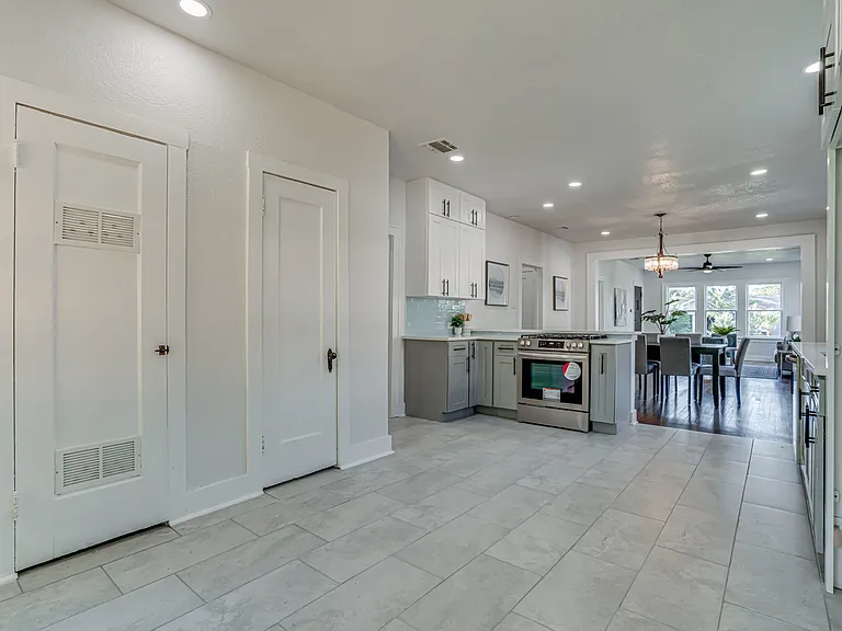 2035 W Summit Ave — Photo 21