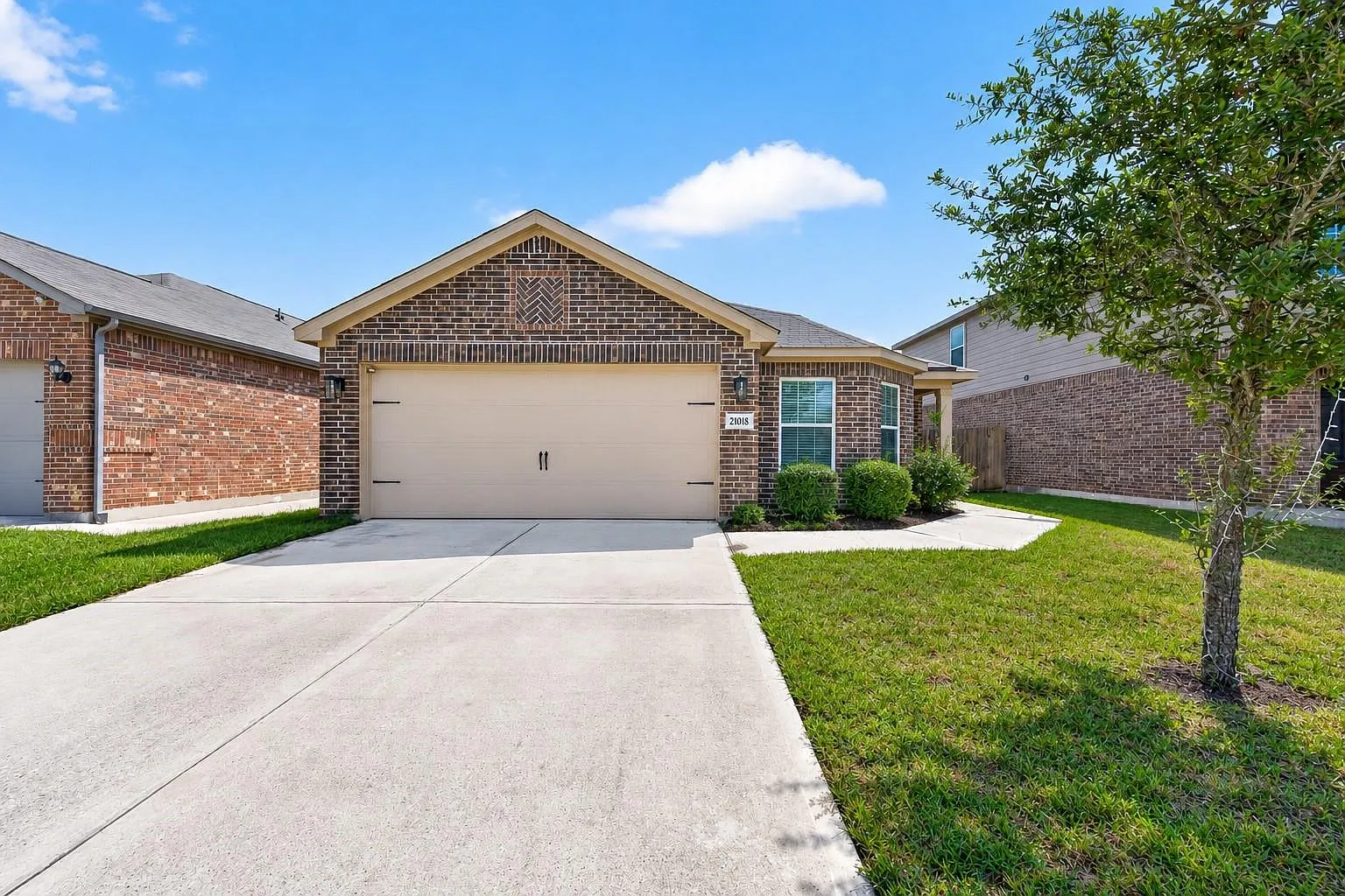 3 bed, 2.0 bath, 1862 sqft, $2,100 — Photo 2