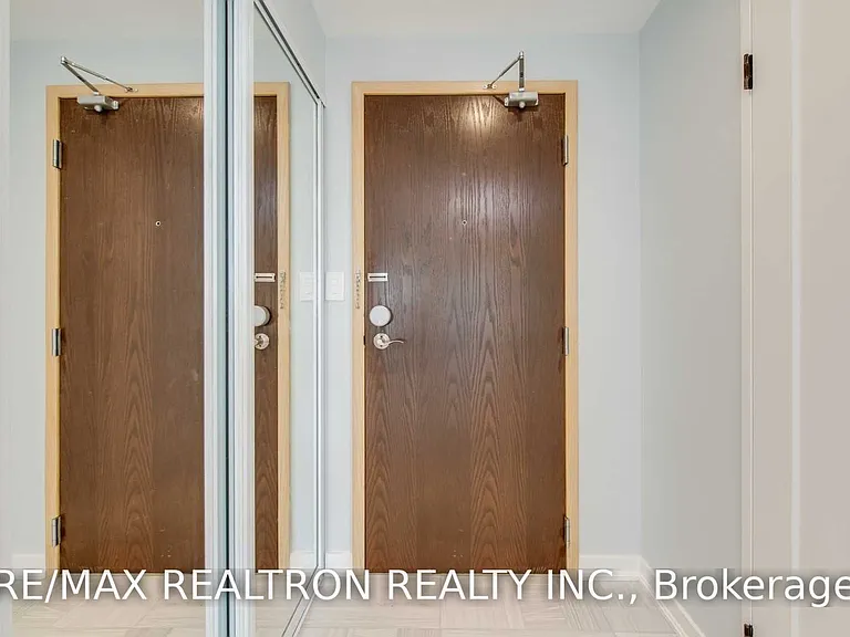 30 Greenfield Ave #905 — Photo 2