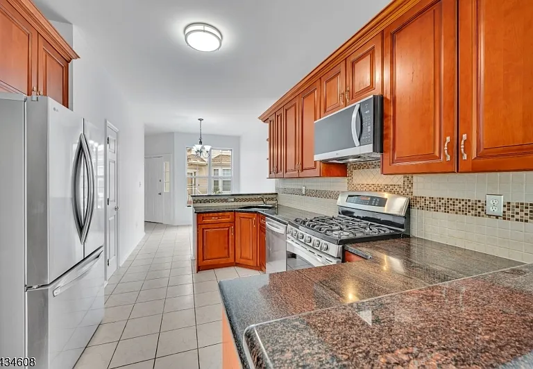 63 Albert Ct — Photo 5