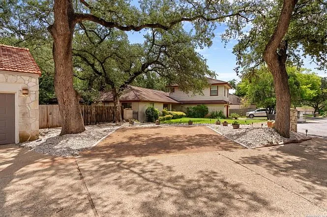 3915 Hunters Crest St — Photo 3