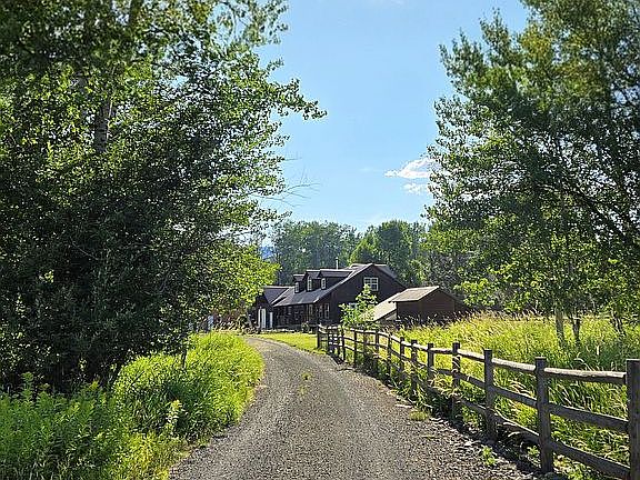 driveway to house