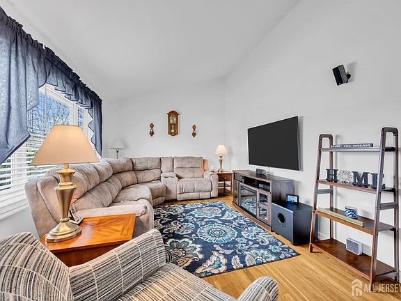 5th image of 407 Clinton Ave