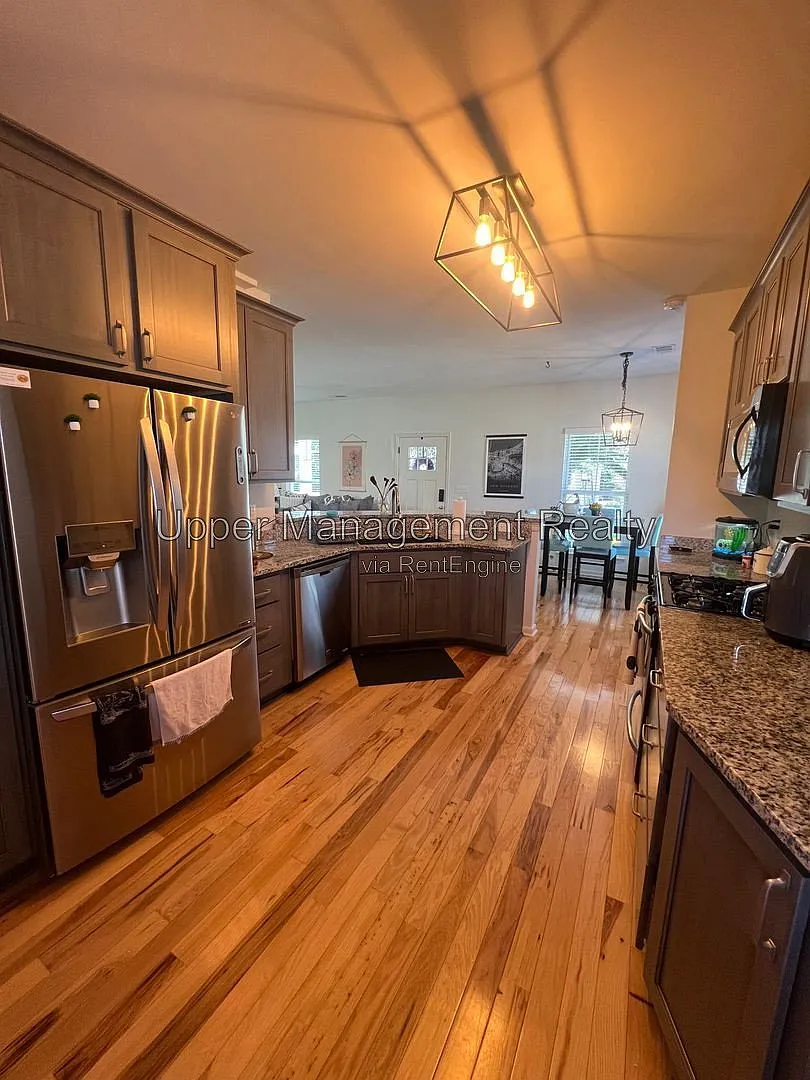 5 bed, 3.0 bath, 1800 sqft, $5,000 — Photo 3