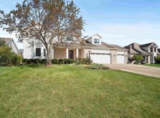 10526 Willow Creek Dr, Fort Wayne, IN 46845