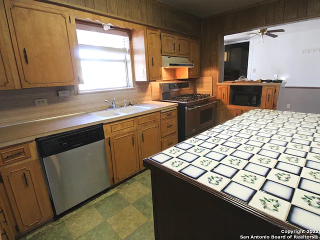 8811 FM 471 N — Photo 9
