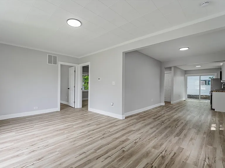 1902 E Ewing Ave — Photo 3