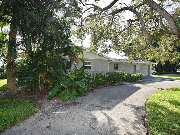 4th image of 707 SE Parkway Dr