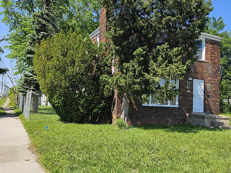 4001 E Outer Dr — Photo 2