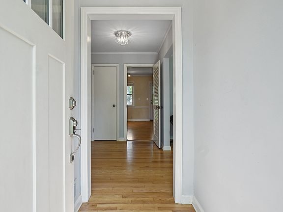PRIVATE ENTRY FOYER. DOUBLE SET OF DOORS. ENTRY HALL COAT CLOSET.