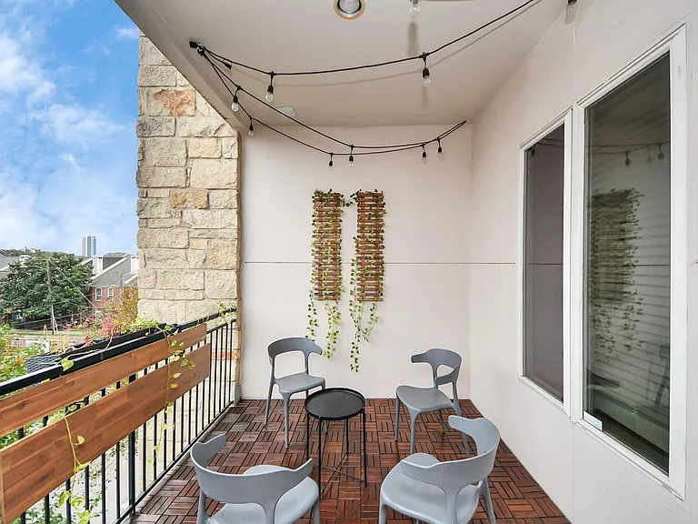 1900 Genesee St #204 — Photo 32