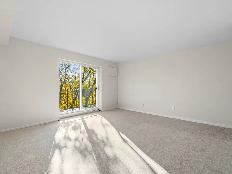 3461 Peter St — Photo 10