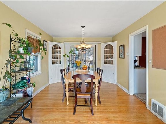 4th image of 301 Edgewood Rd