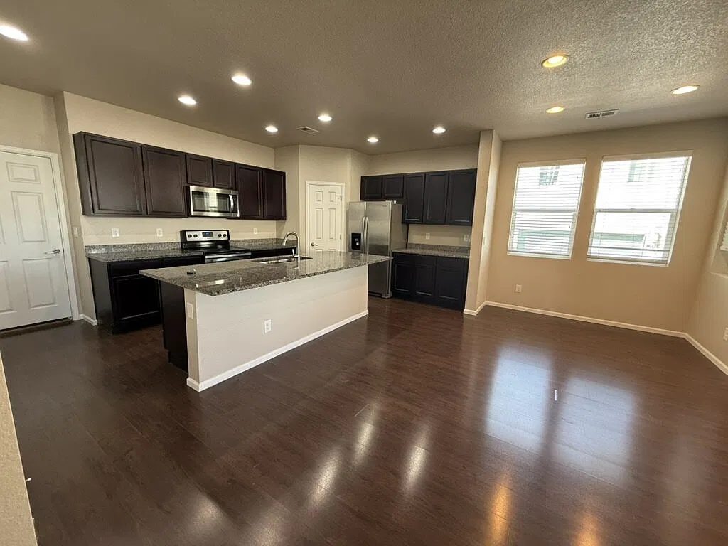 4 bed, 2.5 bath, 1859 sqft, $3,050 — Photo 2