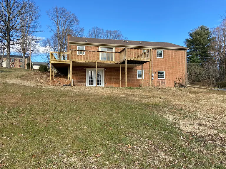 182 Patricia Dr — Photo 2