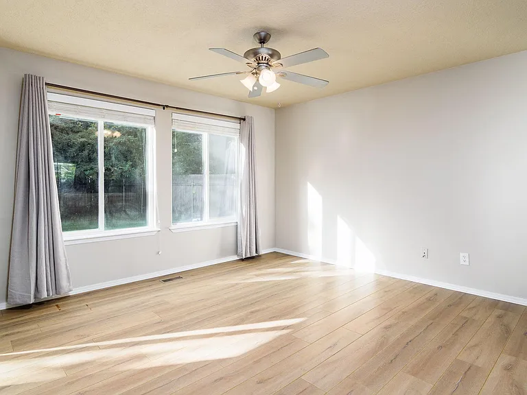 335 E Moskee St — Photo 5