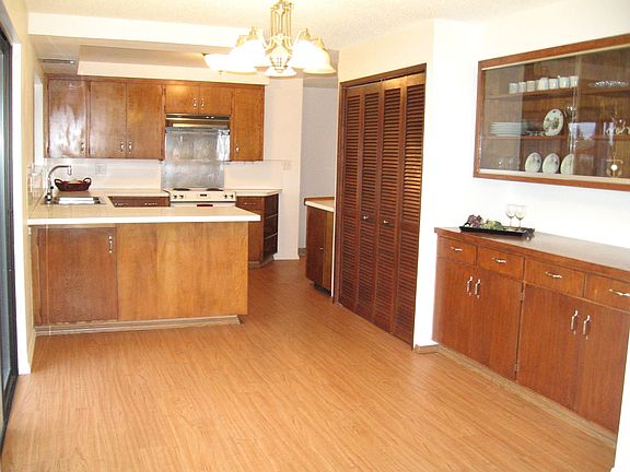 Kitchen & Dining