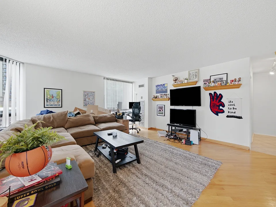 70 W Huron St #502