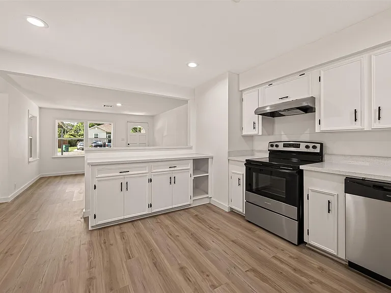 2545 Jackson St — Photo 9