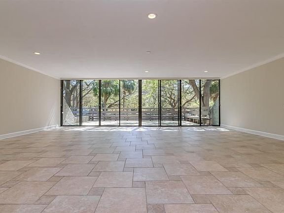 3rd image of 2540 W Palm Dr
