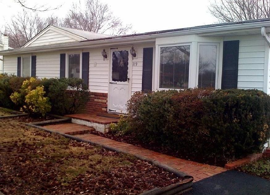 1st image of 219 Oakridge Dr