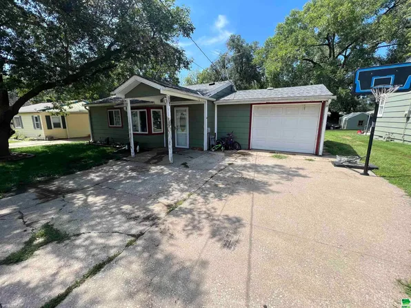 313 Leonard St, Sioux City, IA 51103