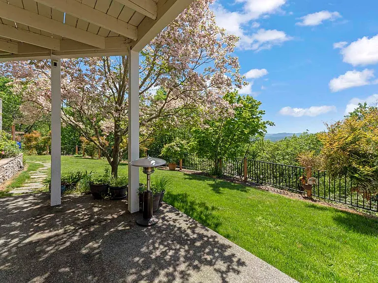 1755 NE Sunset Ln — Photo 3