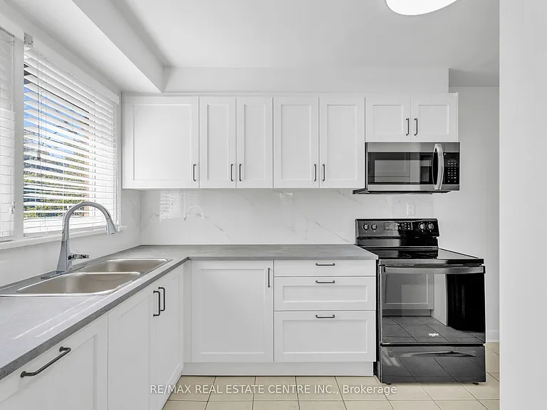 48 Maple Ave S #UPPER — Photo 14