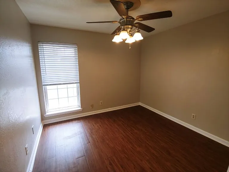 Barton Oaks Apartments — Photo 15