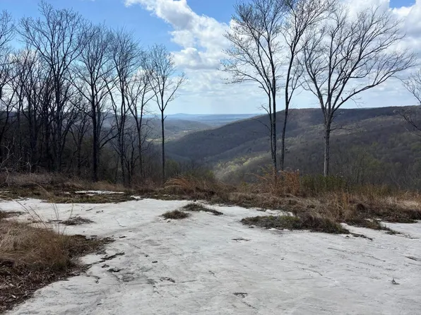 1560 E Overlook Rd, Monterey, TN 38574